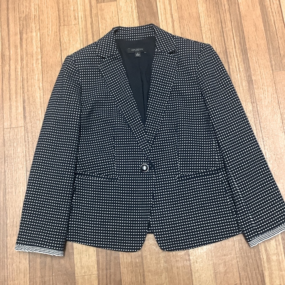 Ann Taylor women’s blazer. Size 6 petite